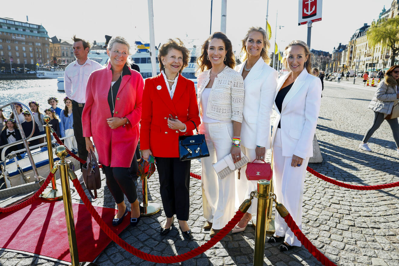Louise Gottlieb, Lovisa De Geer och Katarina von Horn med drottning Silvia och hennes tidigare hovdam Eva Hafström
