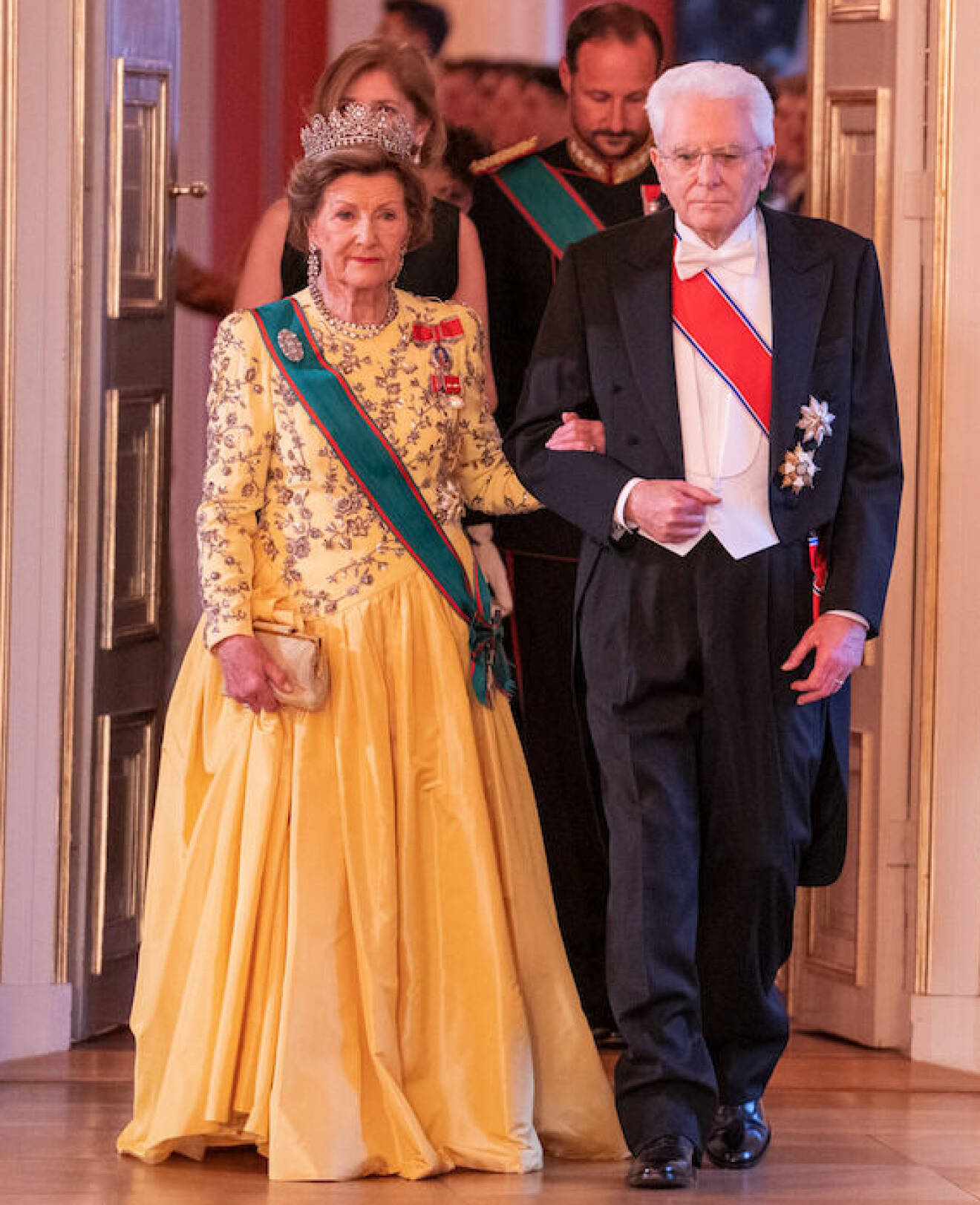 Drottning Sonja i gul aftonklänning, här med Italiens president Sergio Mattarella