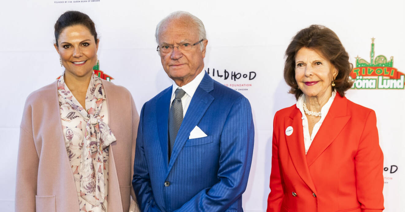 Kronprinsessan Victoria, kung Carl Gustaf och drottning Silvia anländer till en speciell kväll på Gröna Lund till förmån för World Childhood Foundation.
