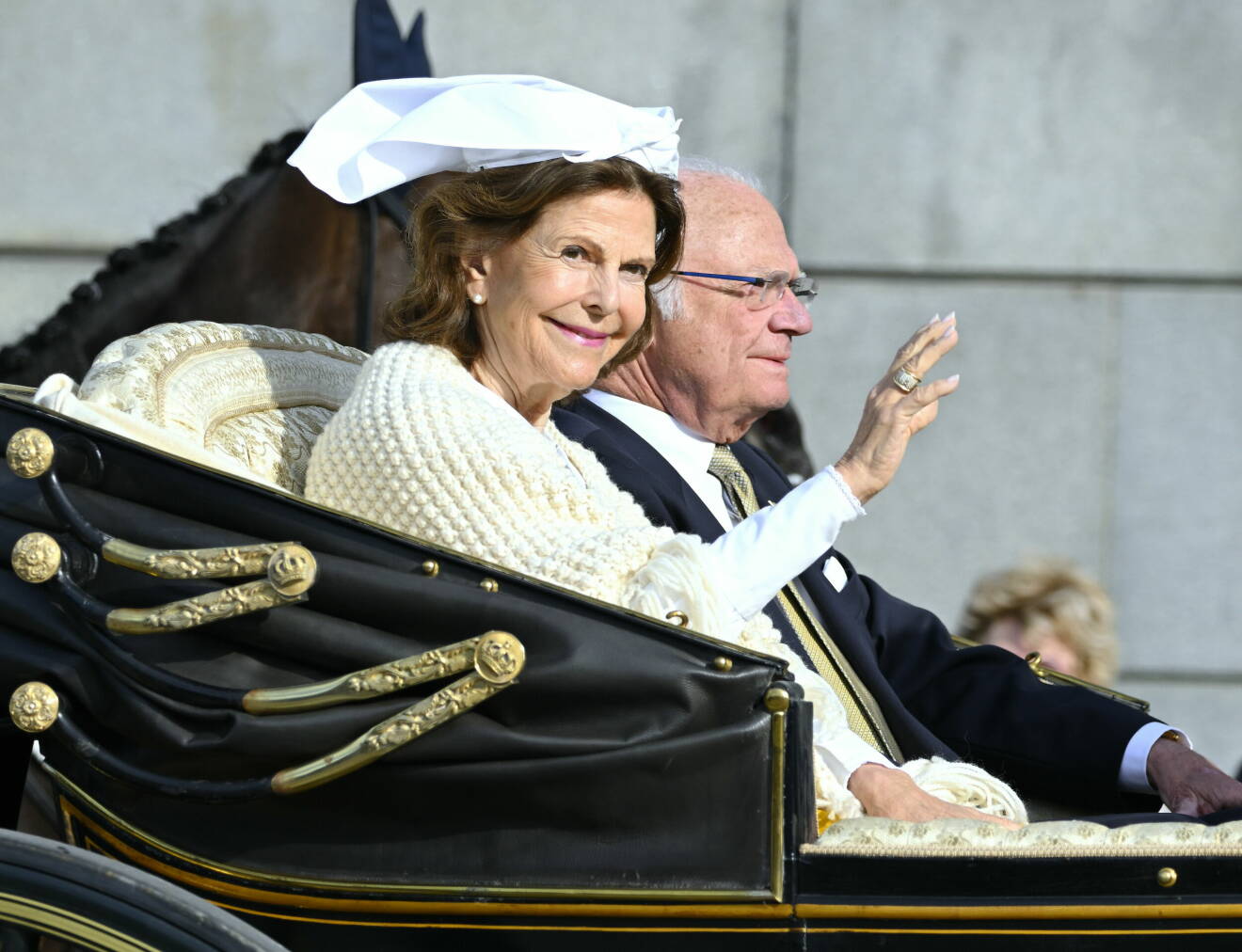 Drottning Silvia, kung Carl XVI Gustaf åker kortege till Skansen för att fira nationaldagen traditionsenligt. Stockholm 2022