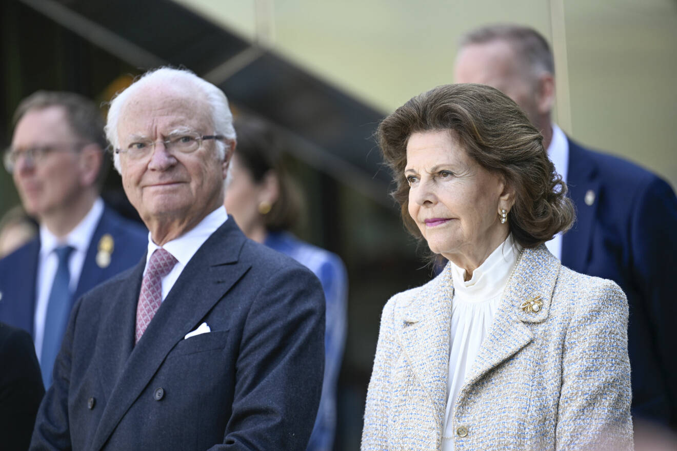 Kung Carl Gustaf och drottning Silvia ankommer till Kulturgården under besöket i Örebro och Örebro län. Under året reser kungaparet till 21 län med anledning av kungens 50-årsjubileum på tronen.