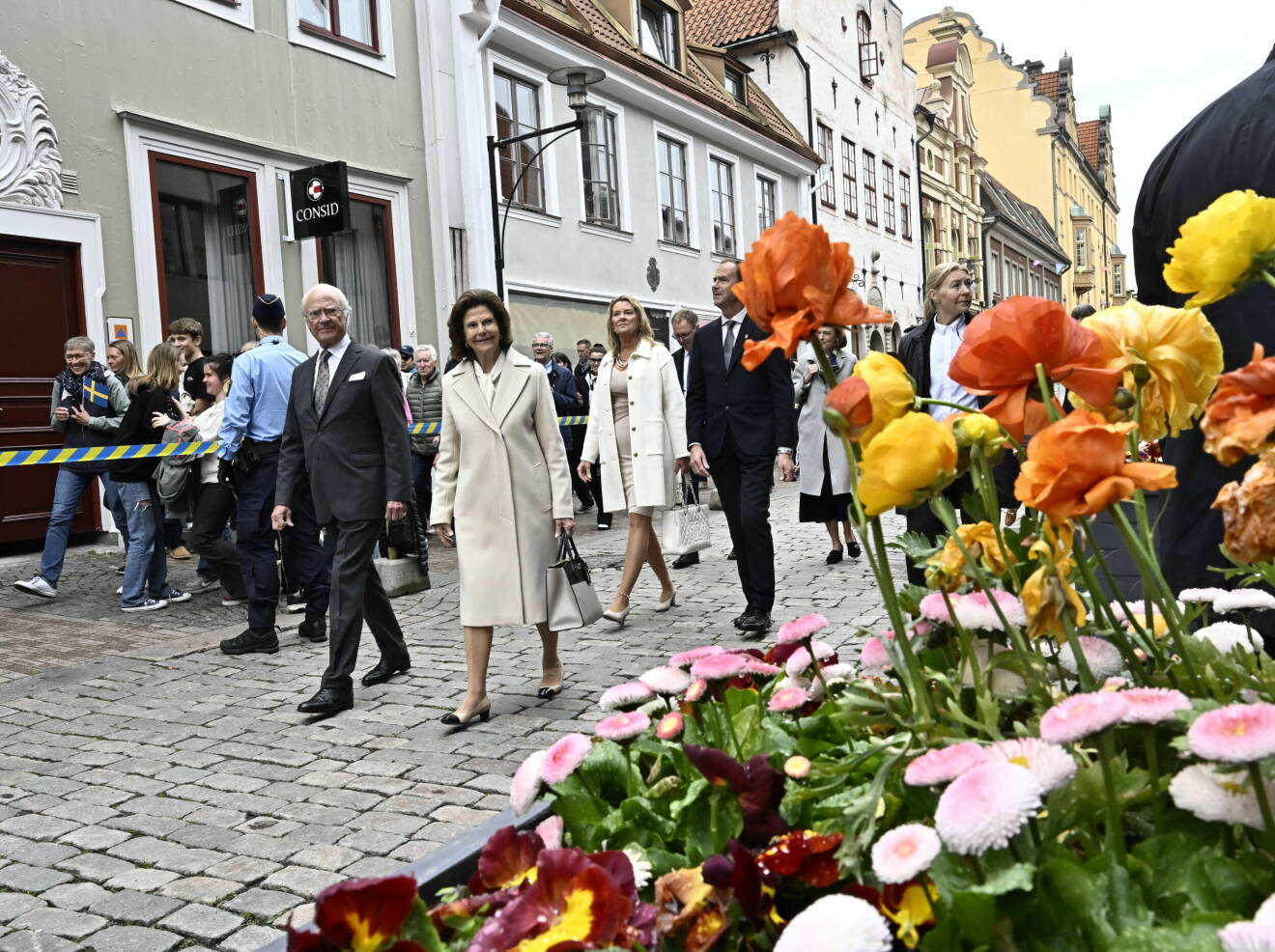Kungen och drottning Silvia i Kalmar – kungen 50 år på tronen – promenad på Storgatan