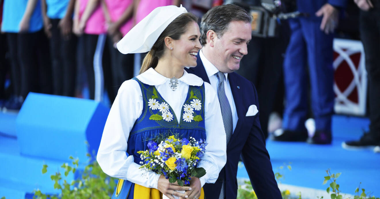 Prinsessan Madeleine och Chris ler på Skansen under nationaldagsfirande