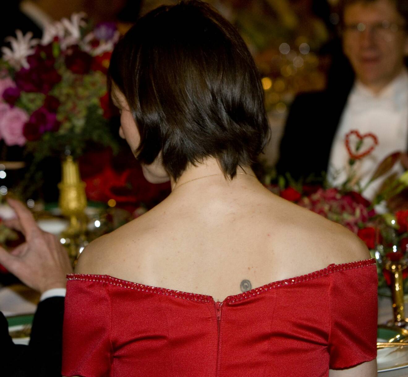 Bettina Bernadotte med en tatuering på ryggen
