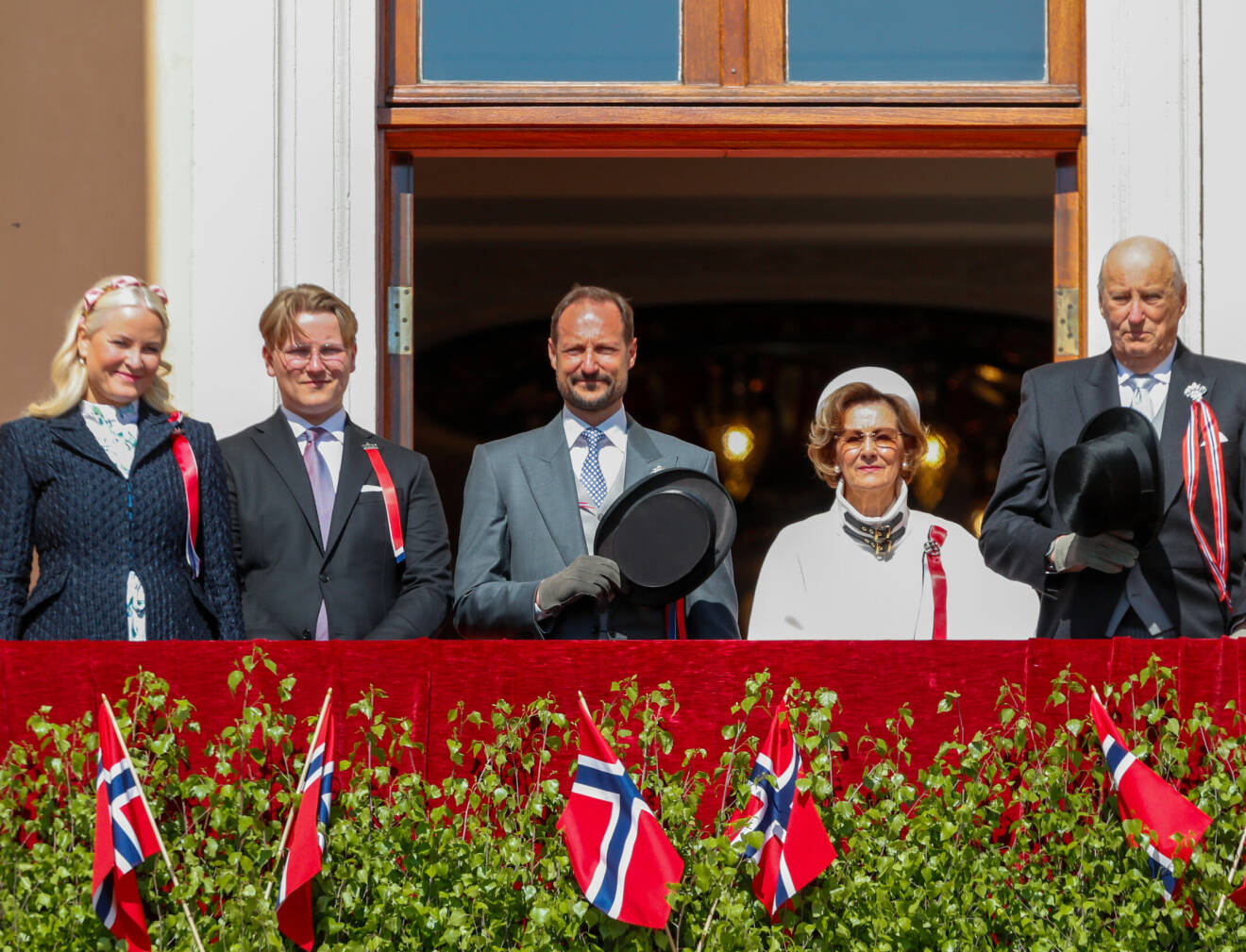 Norska kungafamiljen på slottsbalkongen vid nationaldagsfirandet 2023