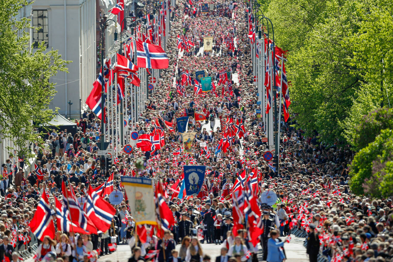 Barntåget på Karl Johan i Oslo under norska kungafamiljens nationaldagsfirande 2023