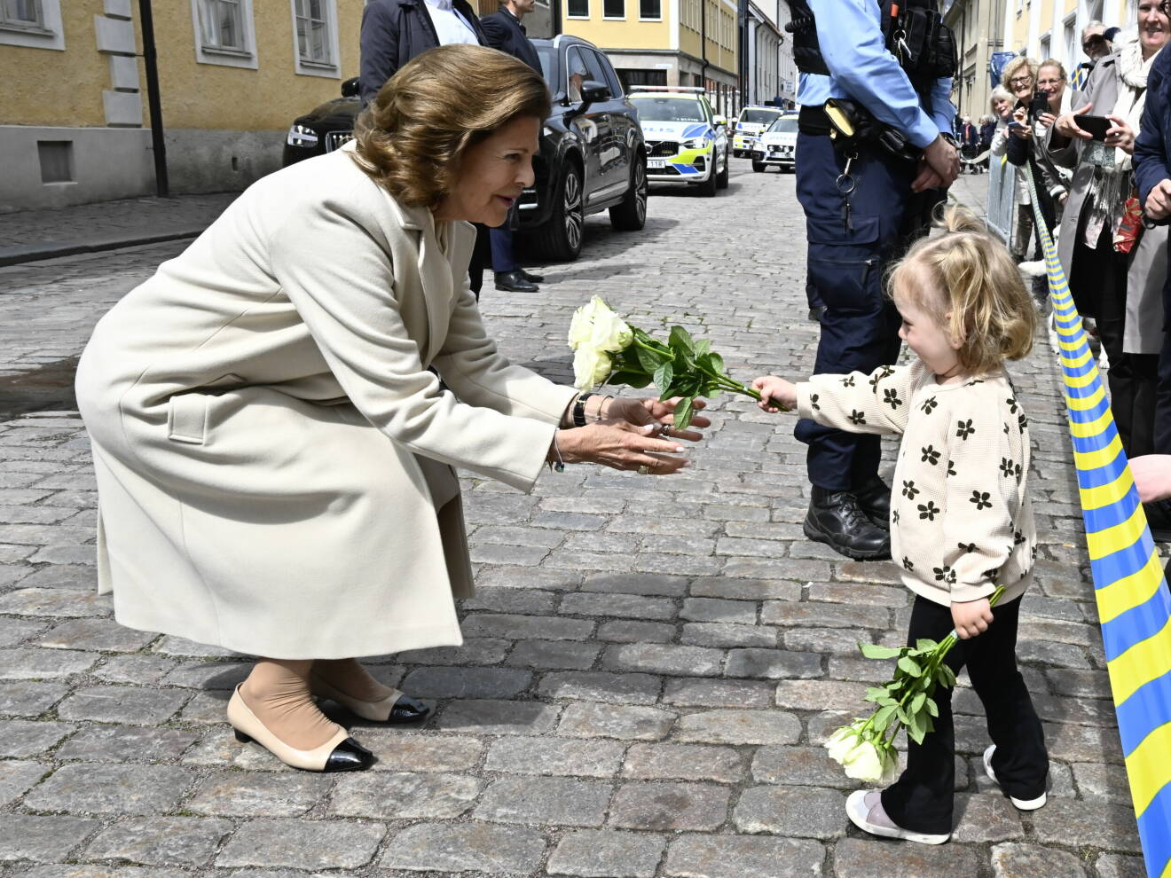 Drottning Silvia får blommor av Ines Wester, 3 år, då kungaparet på tisdagen besöker Kalmar. Under året reser kungaparet till 21 län med anledning av kungens 50-årsjubileum på tronen.