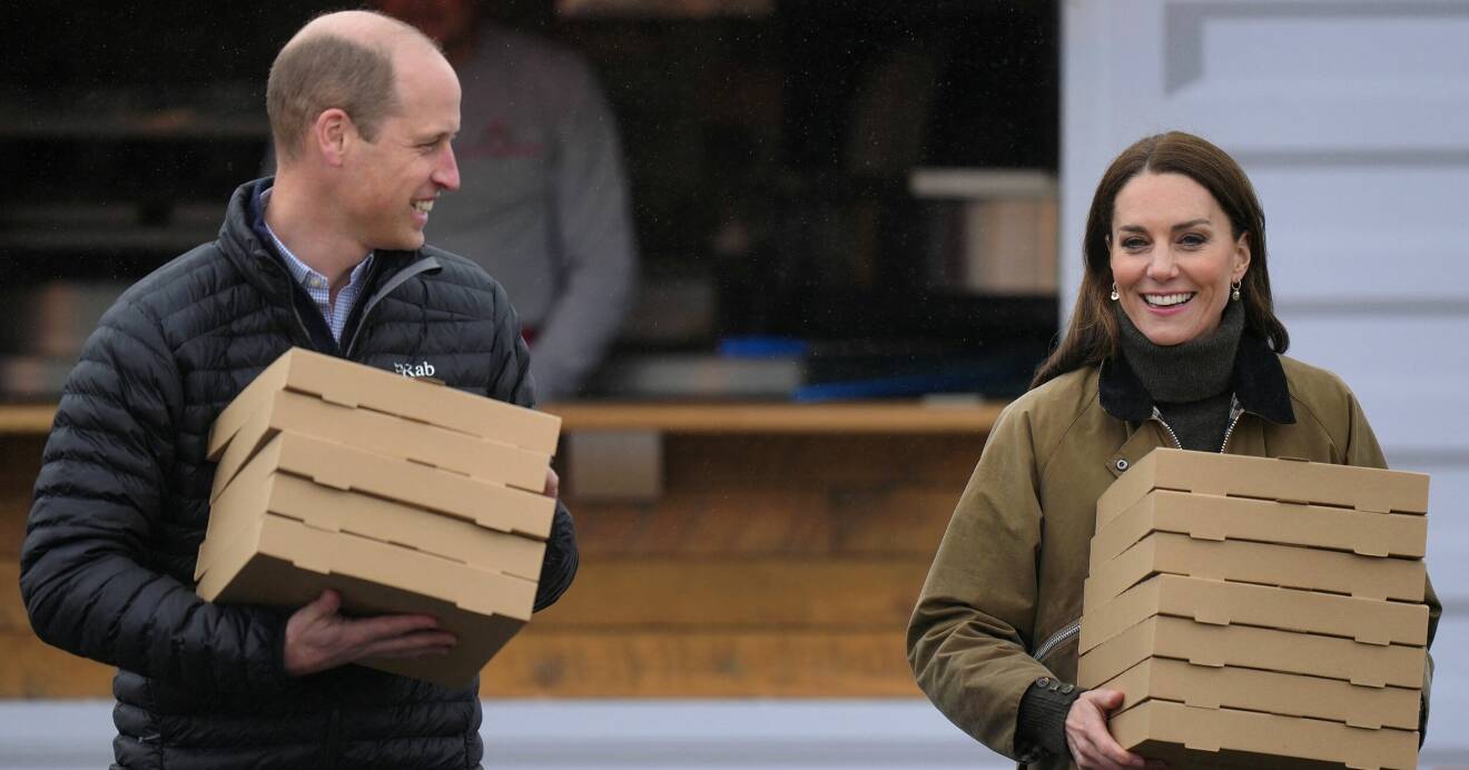 Prins William och prinsessan Kate bär pizza