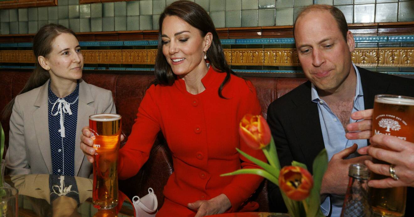 Prinsessan kate och prins William dricker cider på Dog and Duck pub i London