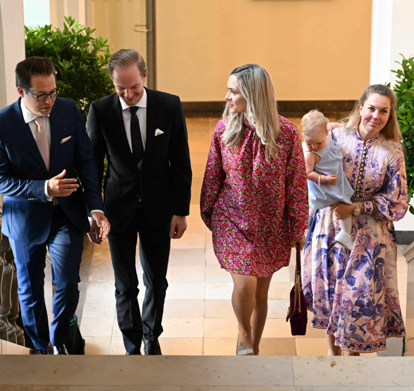 Jan Sohns, Tim Sommerlath, Vivien Sommerlath och Helena Sommerlath med dotter på plats när drottning Silvia hyllades i Heidelberg 2023