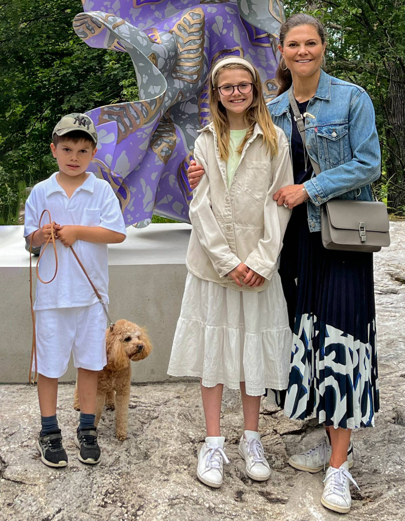 Prinsessan Estelle på besök i Prinsessan Estelles skulpturpark på Djurgården i Stockholm med prins Oscar, hunden Rio och kronprinsessan Victoria