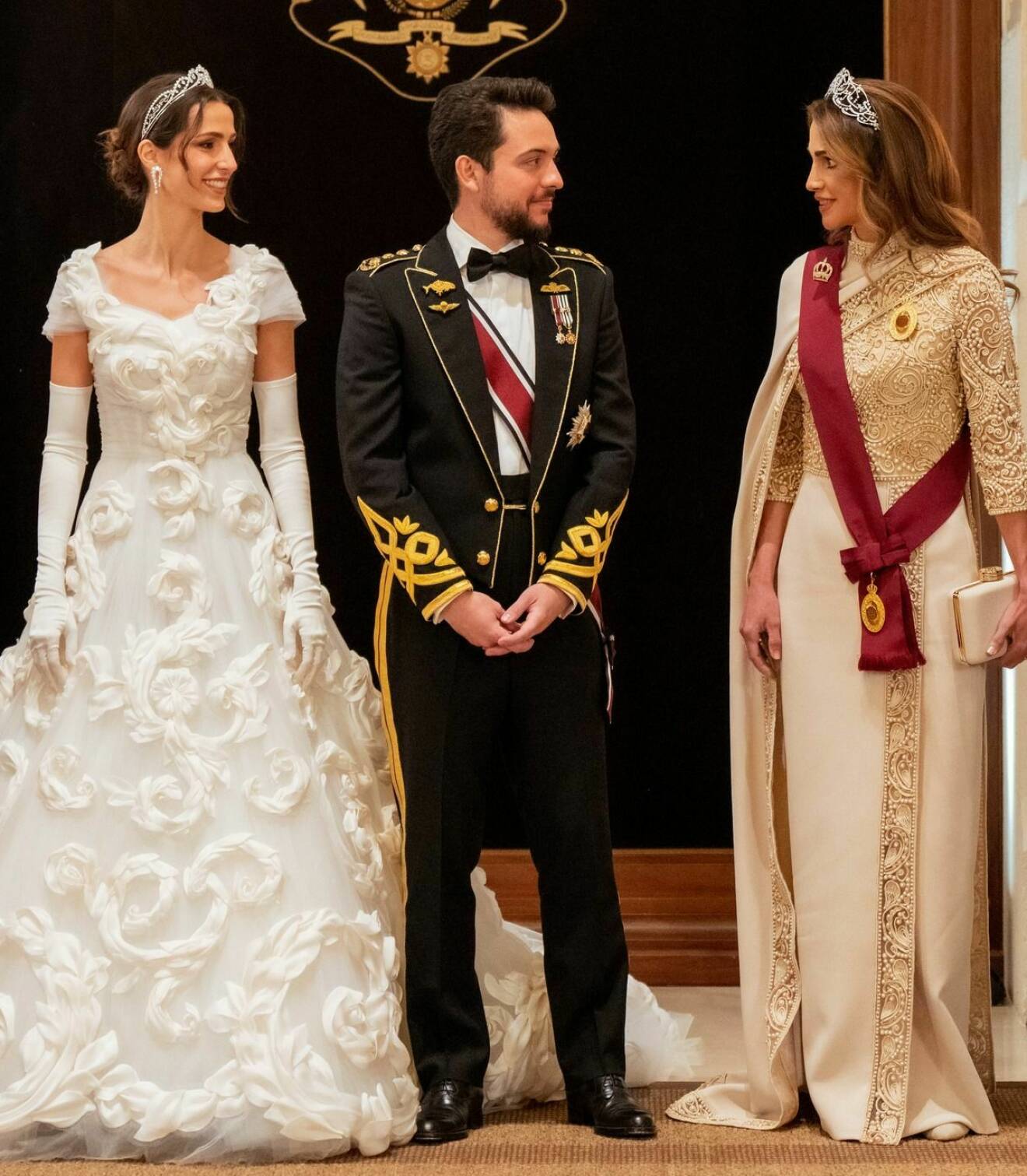 Prinsessan Rajwa och kronprins Hussein med hans mamma drottning Rania – bröllop i jordanska kungafamiljen 2023