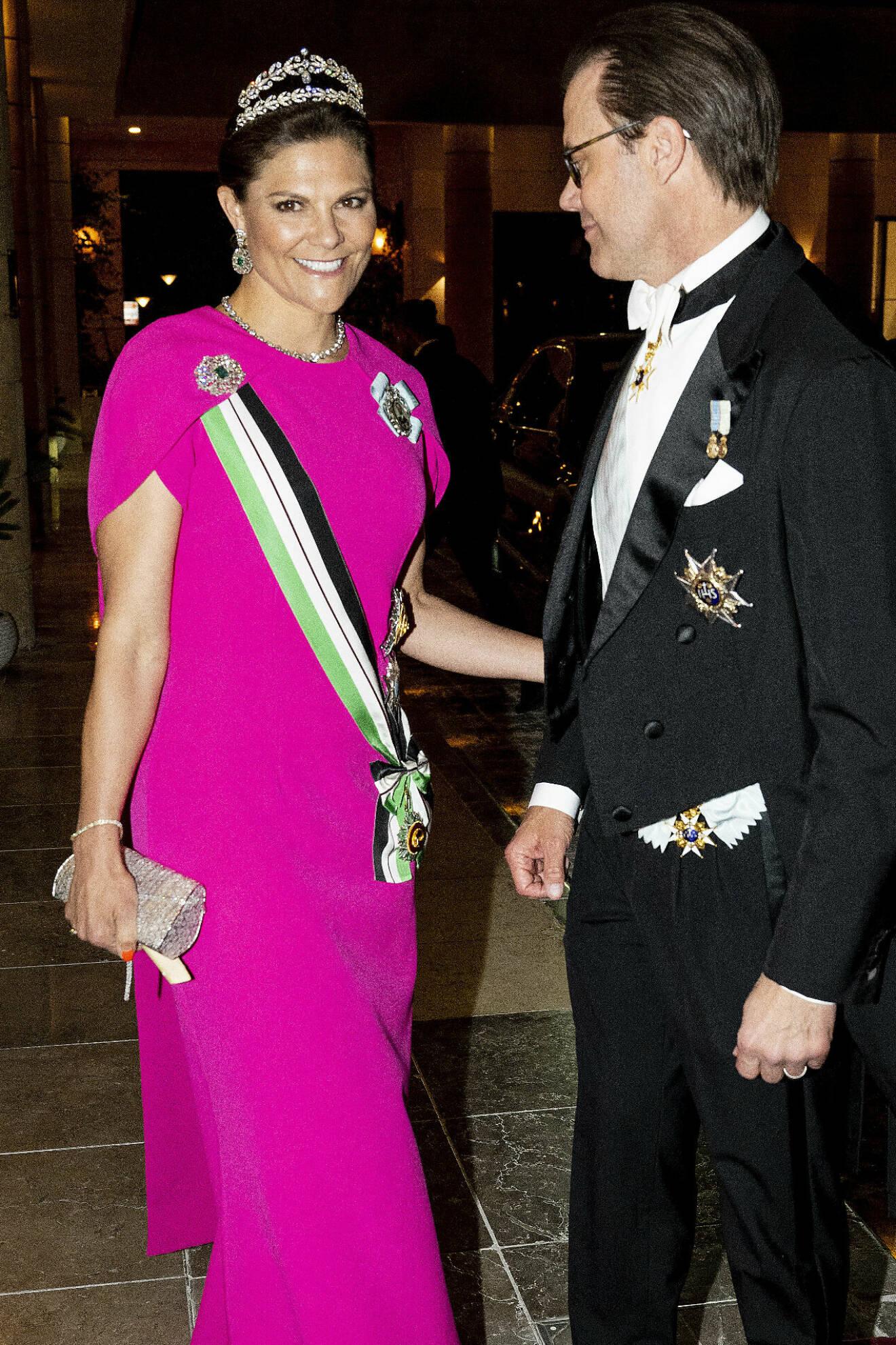 Bröllop i Jordanien 2023: Kronprinsessan Victoria i chockrosa klänning med cape från Safiyaa