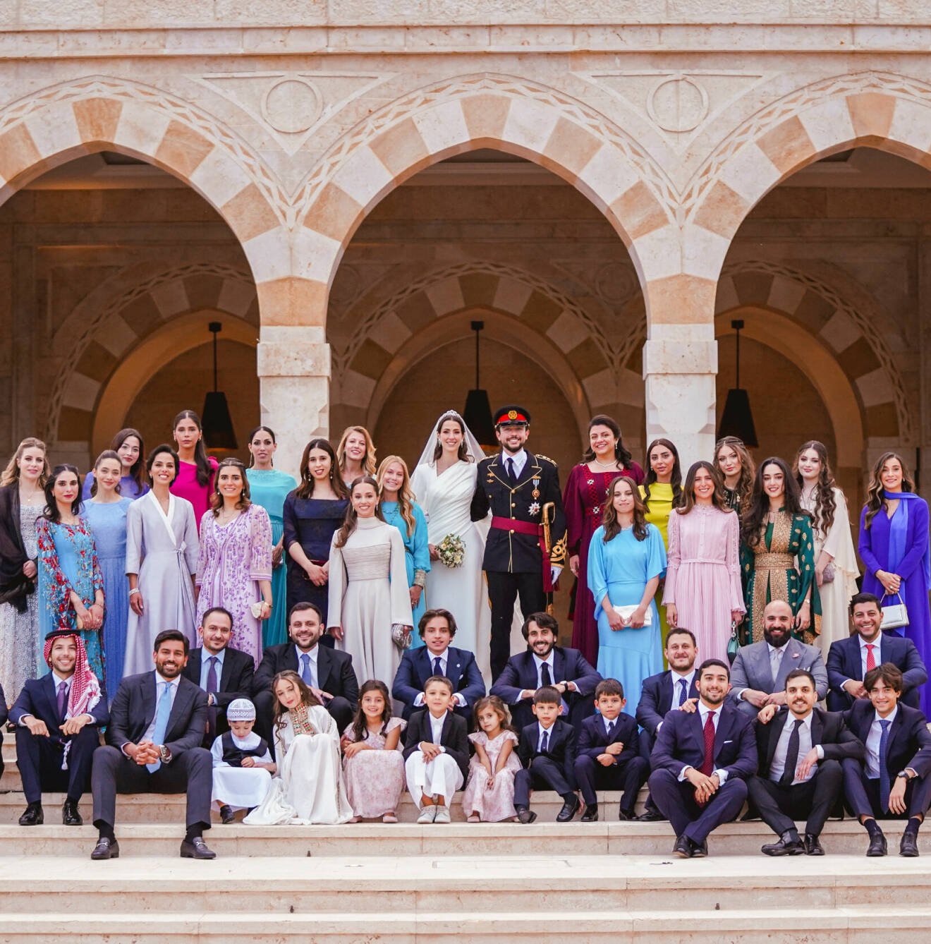 Kungligt bröllop i Jordanien 2023: Jordanska kungafamiljen samlad på gruppfotot