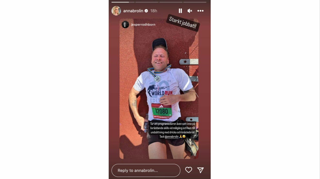 Jesper Rodhborn ligger utslagen på marken efter att ha sprungit Stockholm Marathon