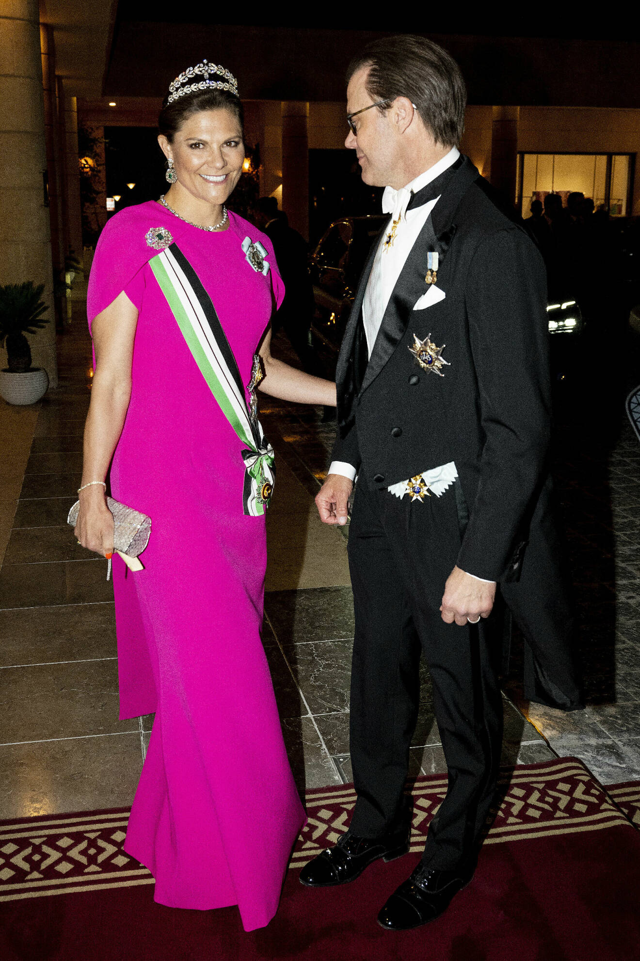 Kronprinsessan Victoria i chockrosa klänning från Safiyaa