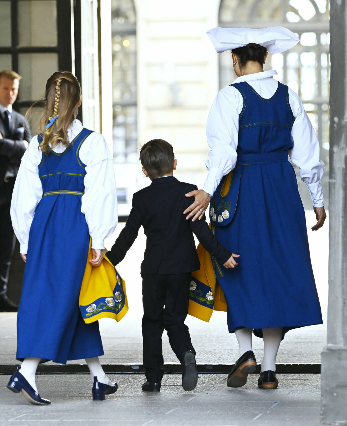 Nationaldagen 2023: Kronprinsessan Victoria och prinsessan Estelle i Sverigedräkt, prins Oscar i kostym