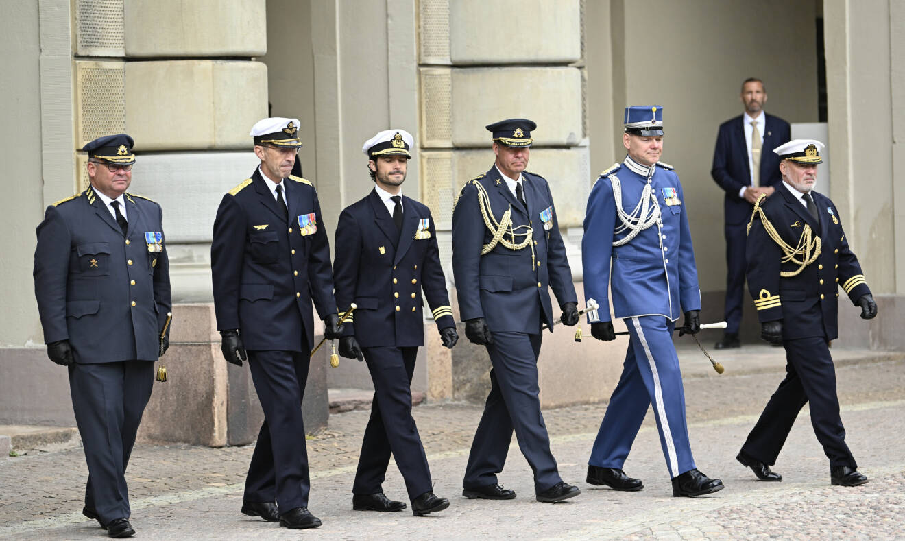 Prins Carl Philip vid vaktavlösning på nationaldagen