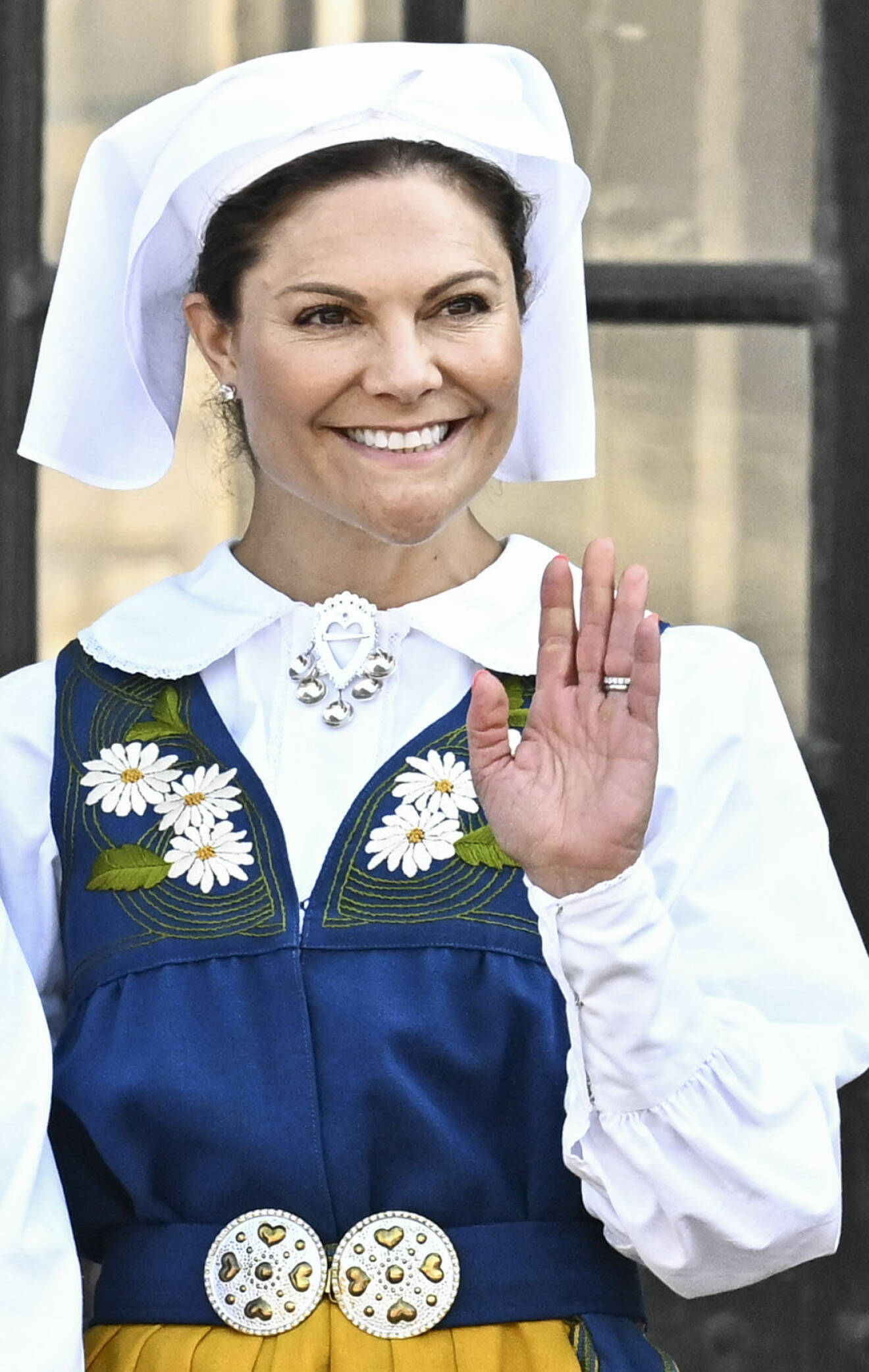 Kronprinsessan Victoria i det vita hucklet som hör till Sverigedräkten vid firandet av nationaldagen på slottet 2023