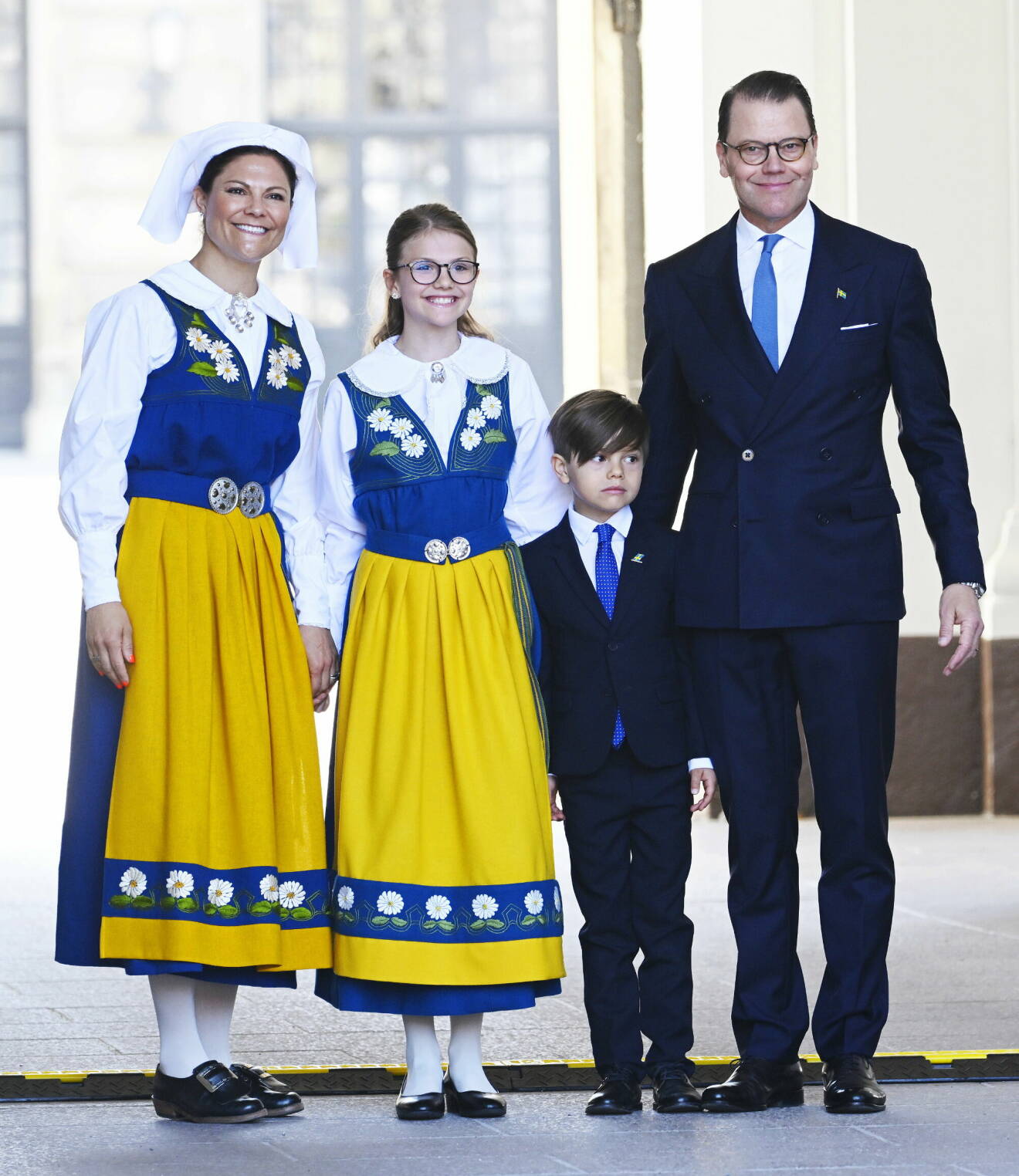 Kronprinsessfamiljen vid Nationaldagsfirandet 2023 i Sverigedräkt respektive kostym