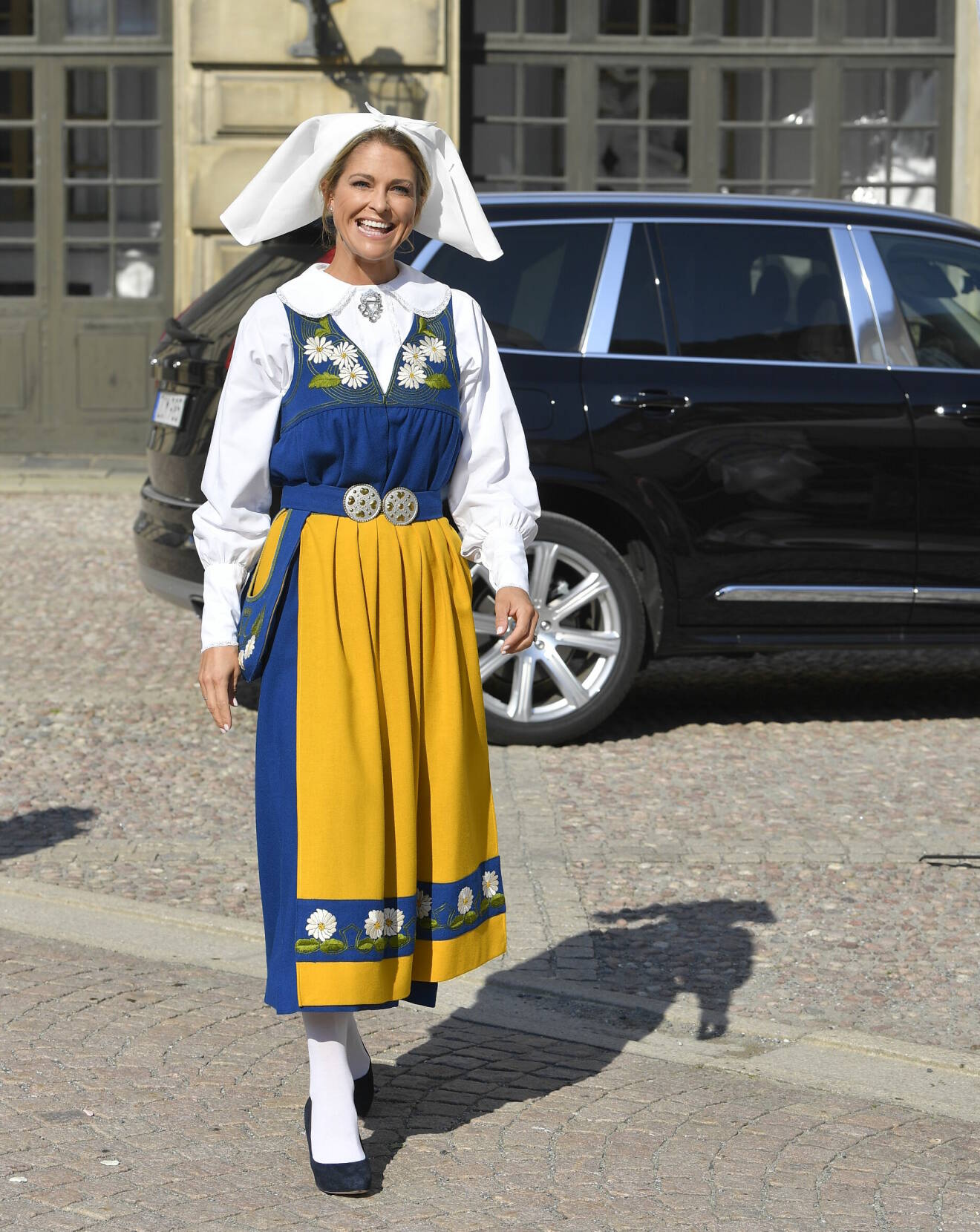 Prinsessan Madeleine i Sverigedräkt vid nationaldagsfirande på Stockholms slott