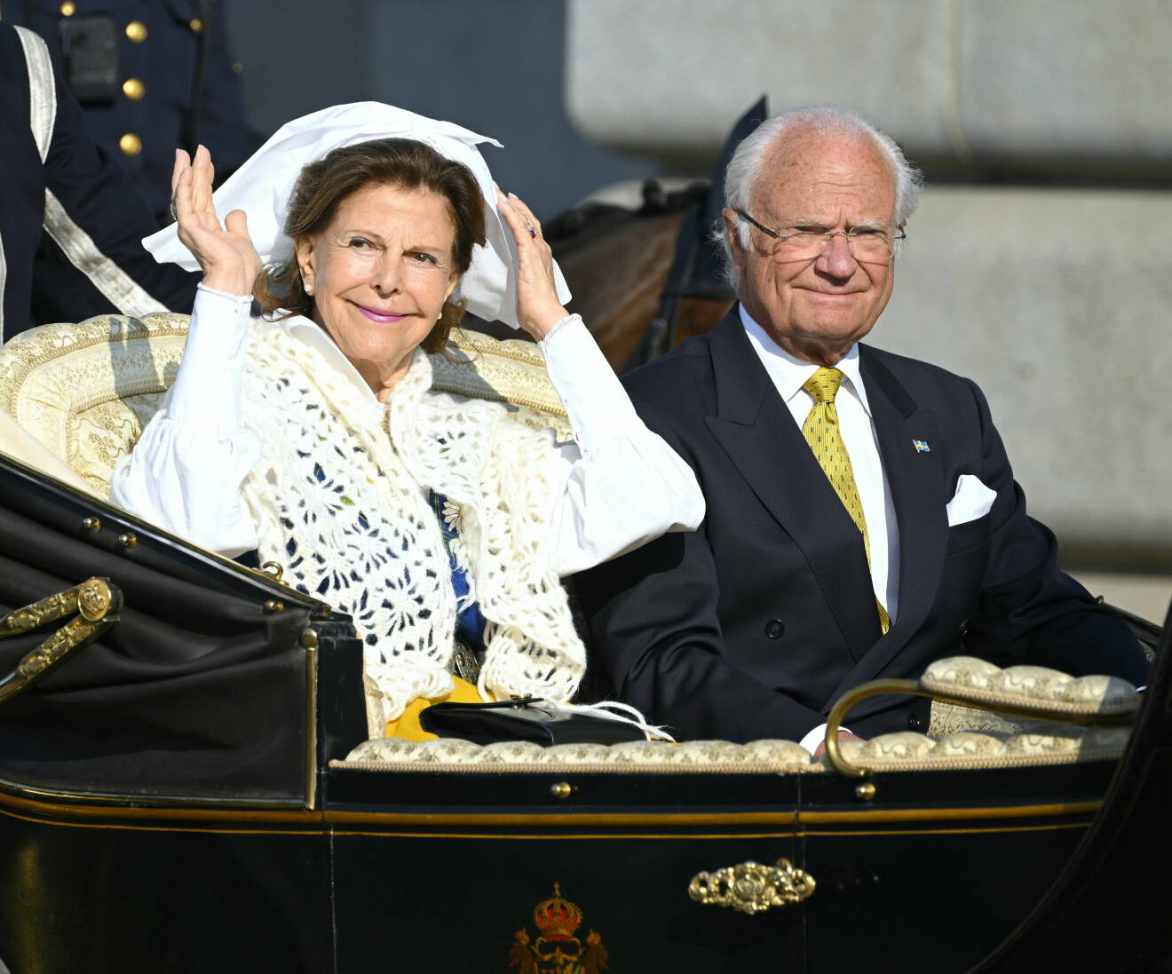 Drottning Silva och kung Carl Gustaf åker häst och vagn
