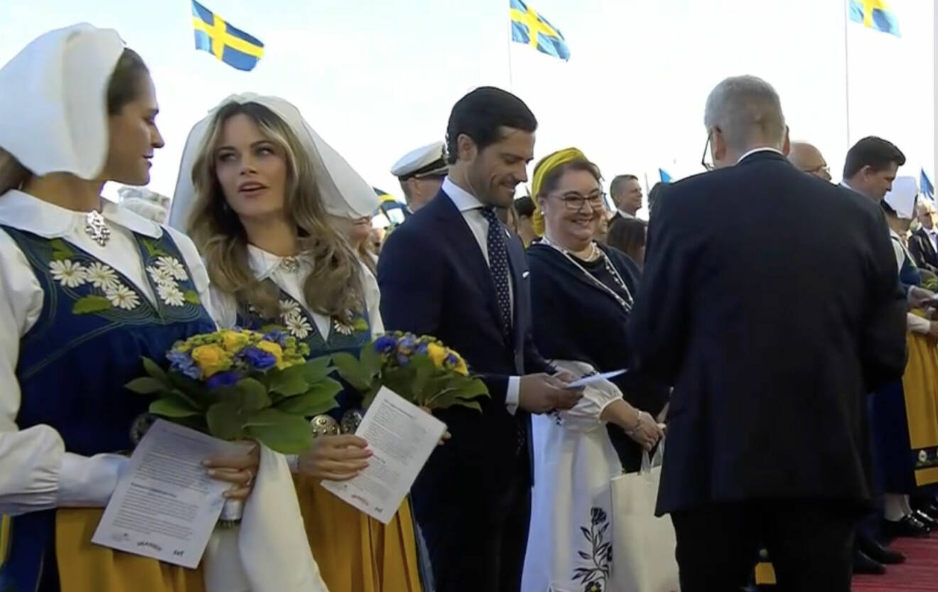 Prinsessan Sofia och prinsessan Madeleine samtalar under nationaldagsfirandet på Skansen
