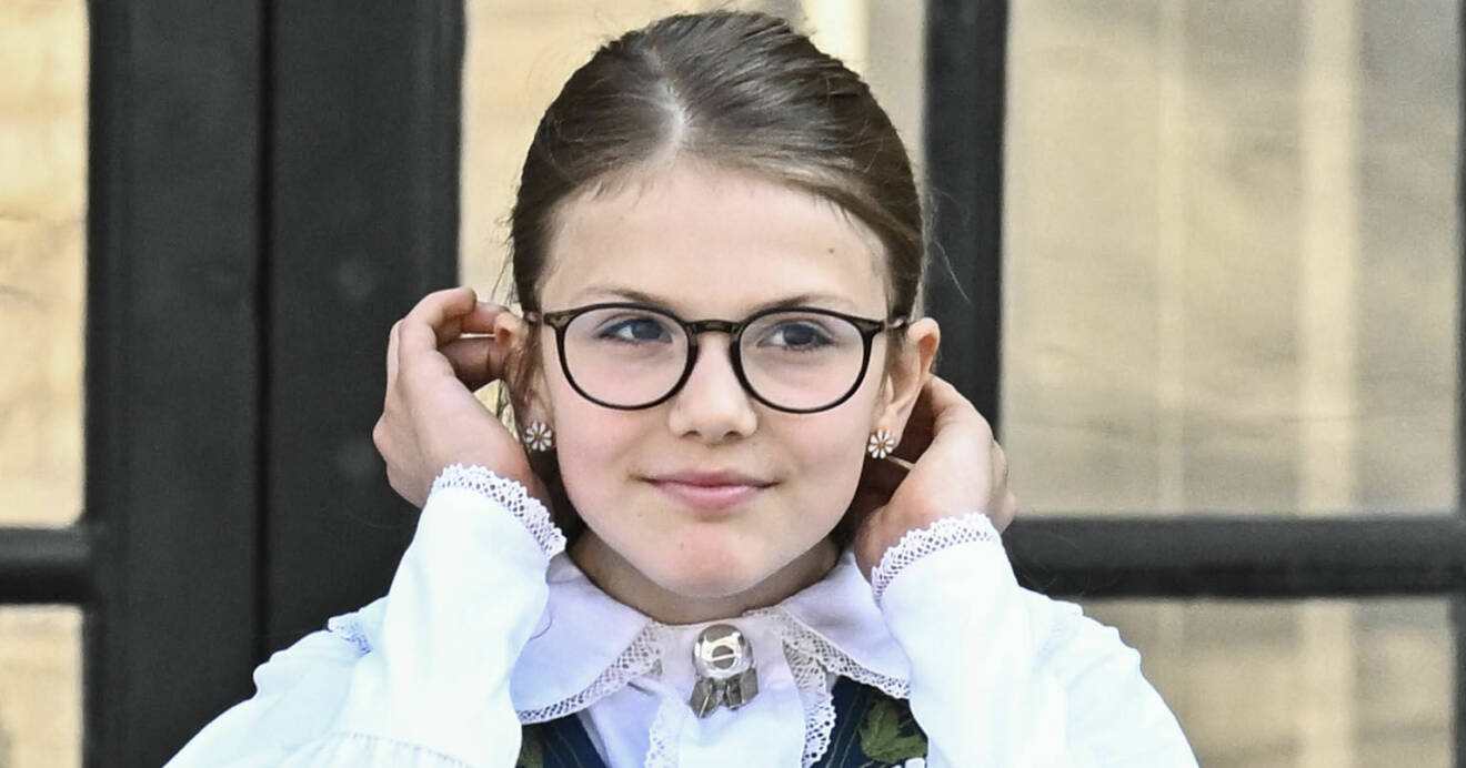 Prinsessan Estelle visar upp nya örhängen på nationaldagen