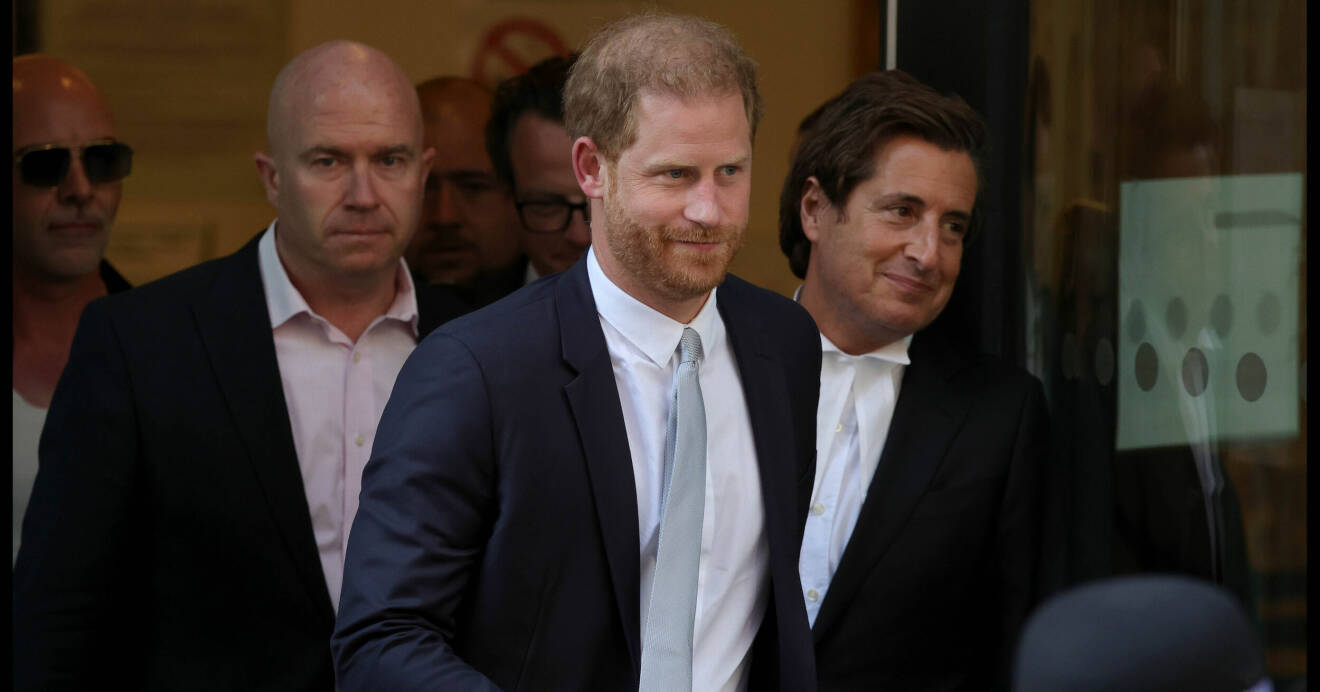 Prins Harry lämnar High Court i London
