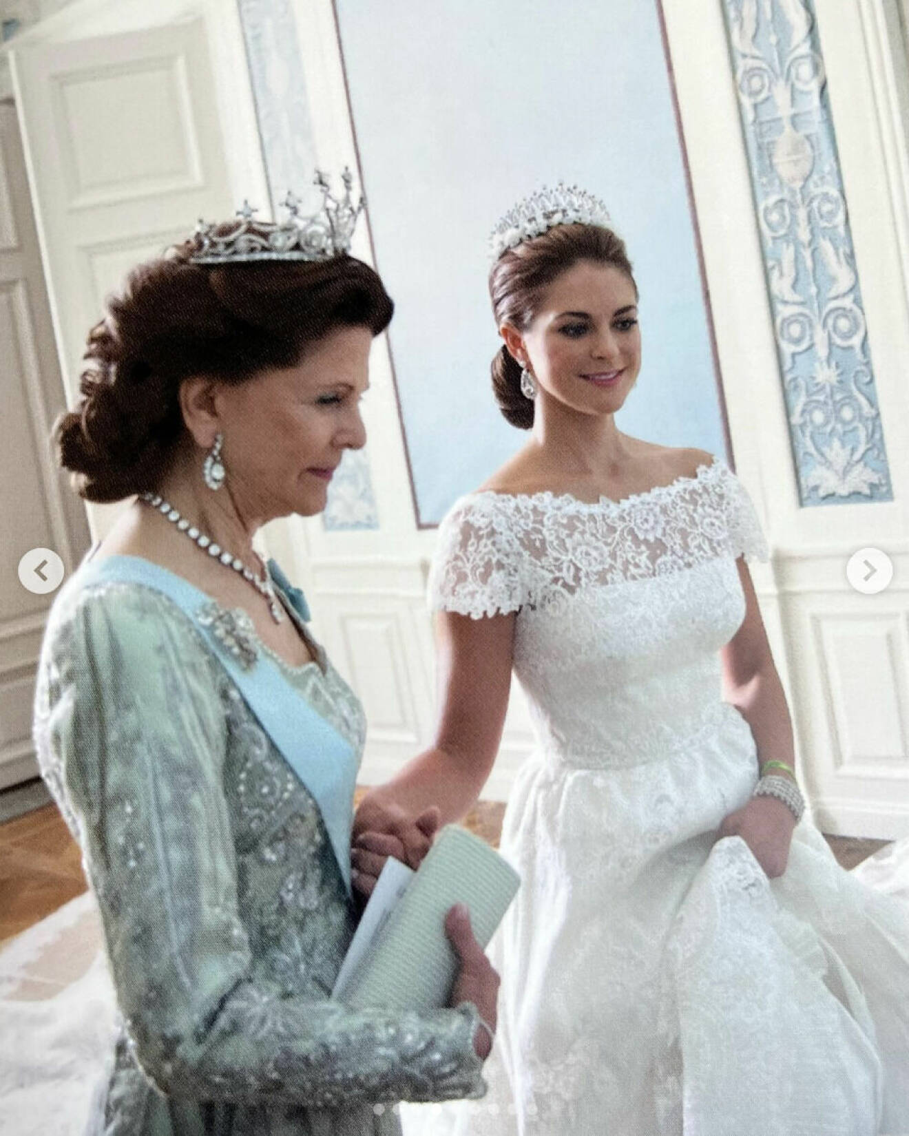 Prinsessan Madeleine i brudklänning i samband med sitt bröllop som håller hand med drottning Silvia