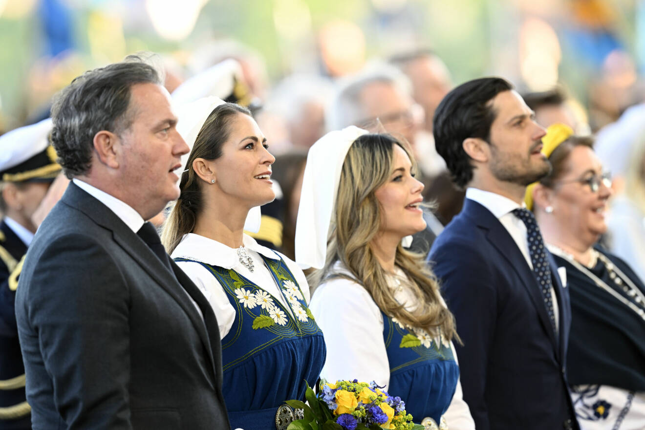 Kungafamiljen sjunger nationalsången "Du gamla du fria" . Christopher O'Neill, prinsessan Madeleine, prinsessan Sofia, prins Carl Philip på Skansen under nationaldagsfirande med uppträdande på Sollidenscenen.