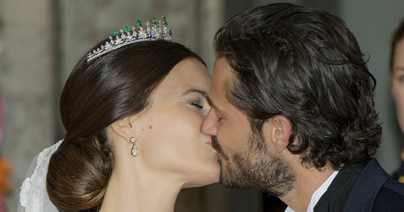 Prinsparet kysser varandra på sitt bröllop
