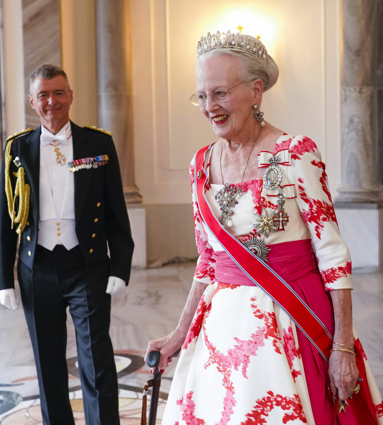Drottning Margrethe i rött och vitt vid galamiddagen för kung Harald och drottning Sonja i Köpenhamn