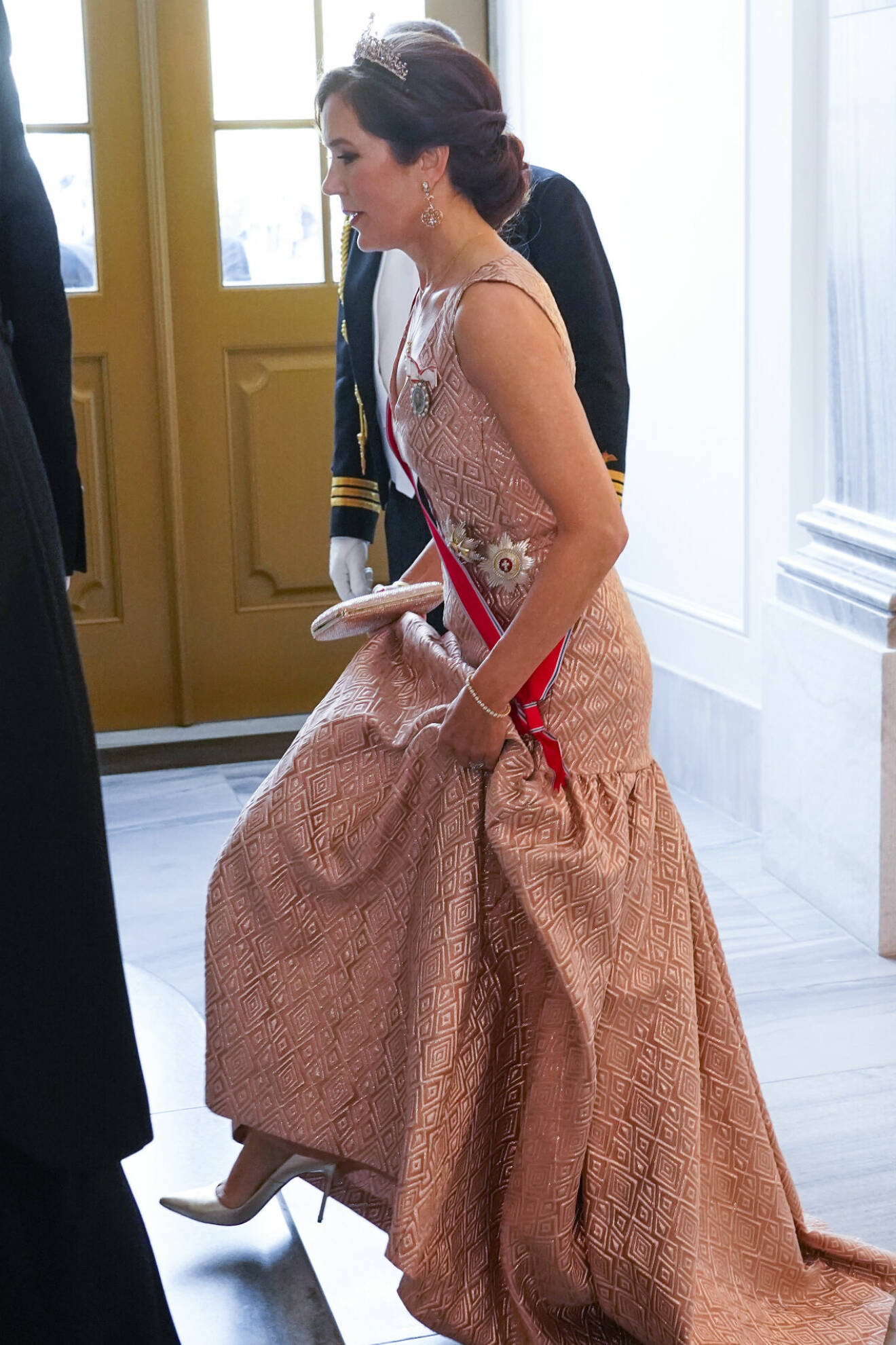 Kronprinsessan Mary i hudfärgad klänning vid drottning Margrethes middag för kung Harald och drottning Sonja