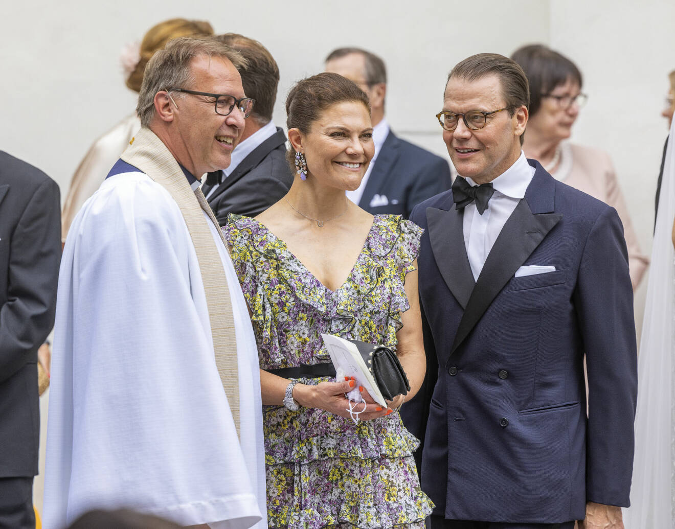 Vigselförättaren Fredrik Weflö, präst i Borgs församling, med kronprinsessan Victoria och prins Daniel