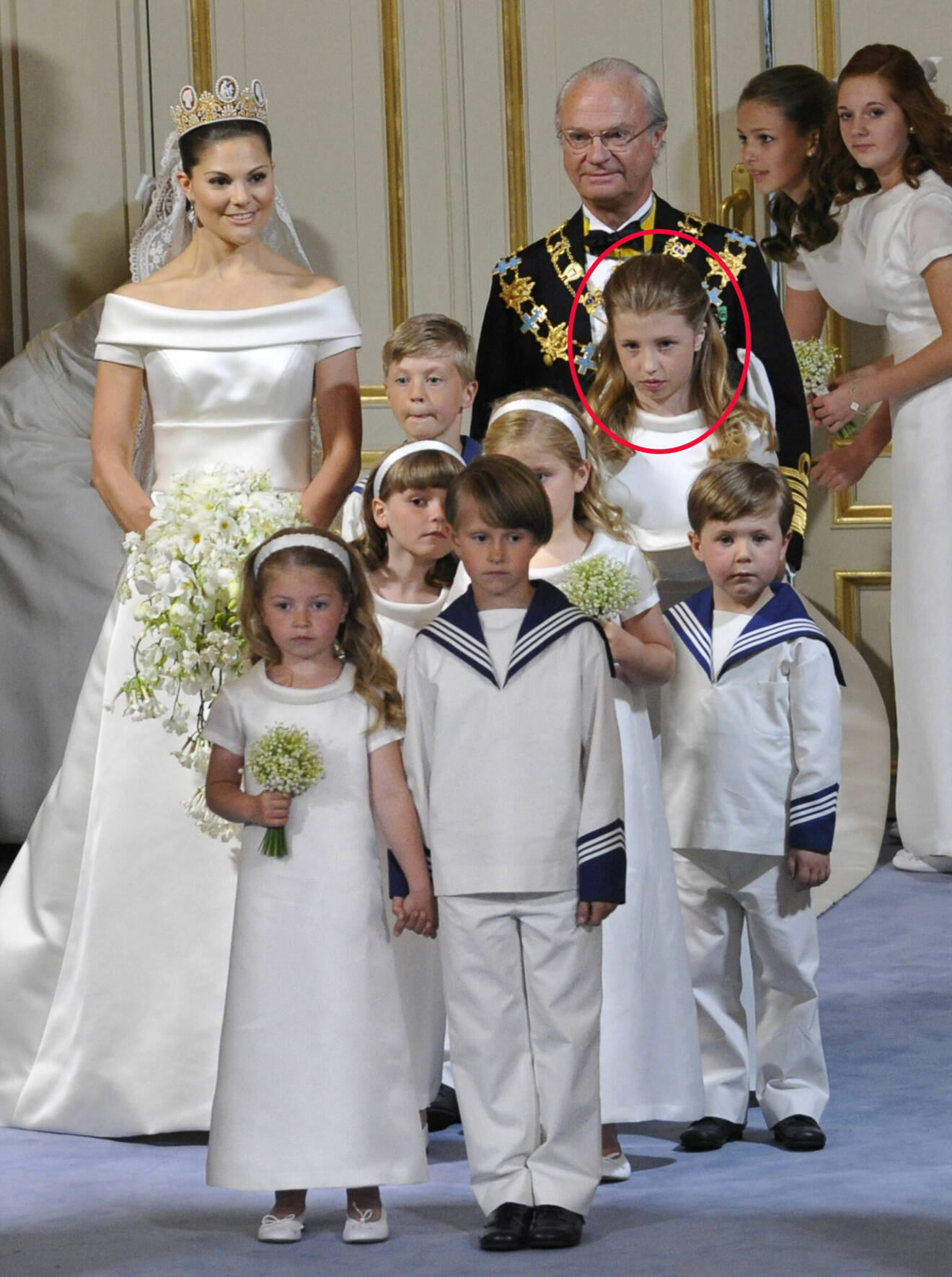 Kronprinsessan Victoria på sitt bröllop 2010 med de tio barnen i brudnäbbet
