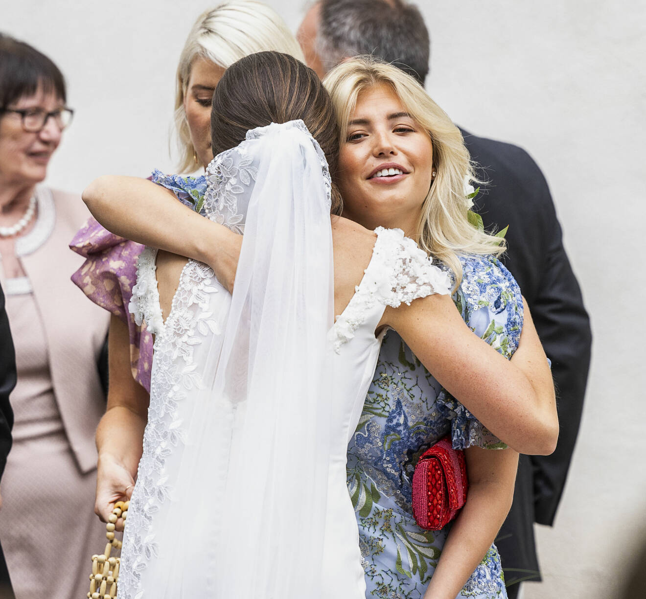 Prins Daniels systerdotter Hedvig Blom Söderström kramar bruden Sara Westling