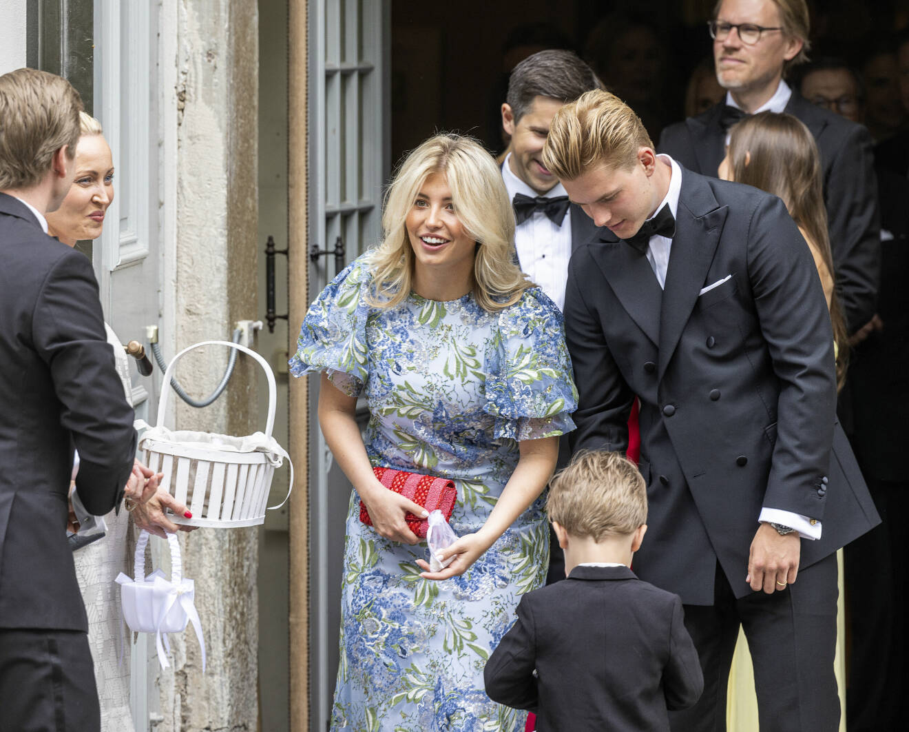 Anna Westling Söderströms dotter Hedvig Blom Söderström i turkos blommig klänning från brittiska Sister Jane