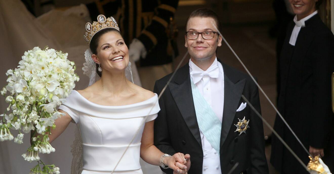 Kronprinsessan Victoria och prins Daniel ler i Storkyrkan på sitt bröllop