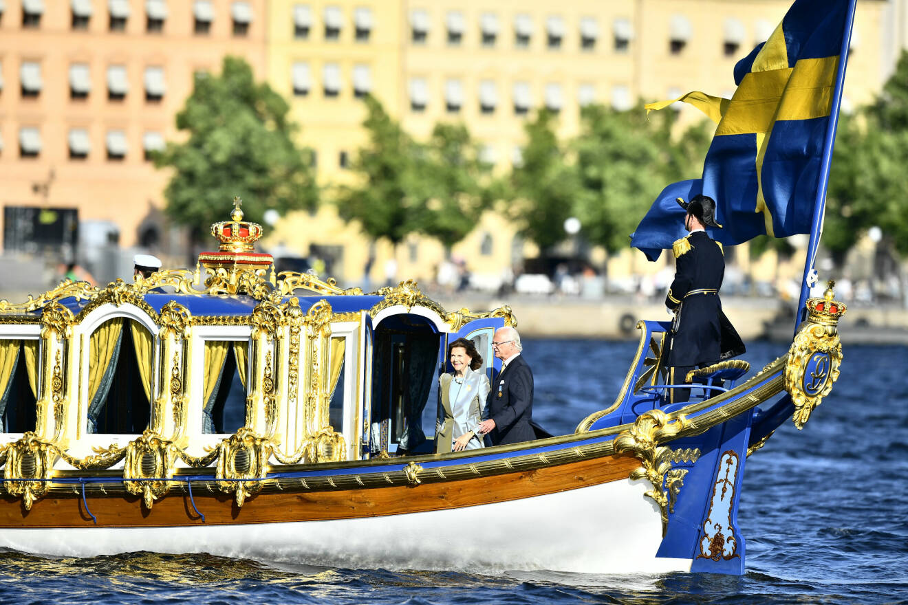 Drottning Silvia och kung Carl Gustaf reser från Riddarholmen till Stadshuset i Kungaslupen Vasaorden, i samband med firandet av 100-årsjubileet av Stockholms Stadshus på torsdagskvällen.