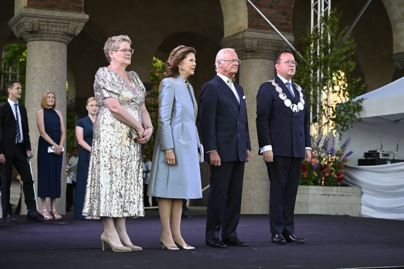 Drottning Silvia och kung Carl Gustaf anländer från Riddarholmen till Stadshuset i Kungaslupen Vasaorden och hälsas välkomna av Kommunfullmäktiges orförande Olle Burrell (t.h.) i samband med firandet av 100-årsjubileet av Stockholms Stadshus på torsdagskvällen.