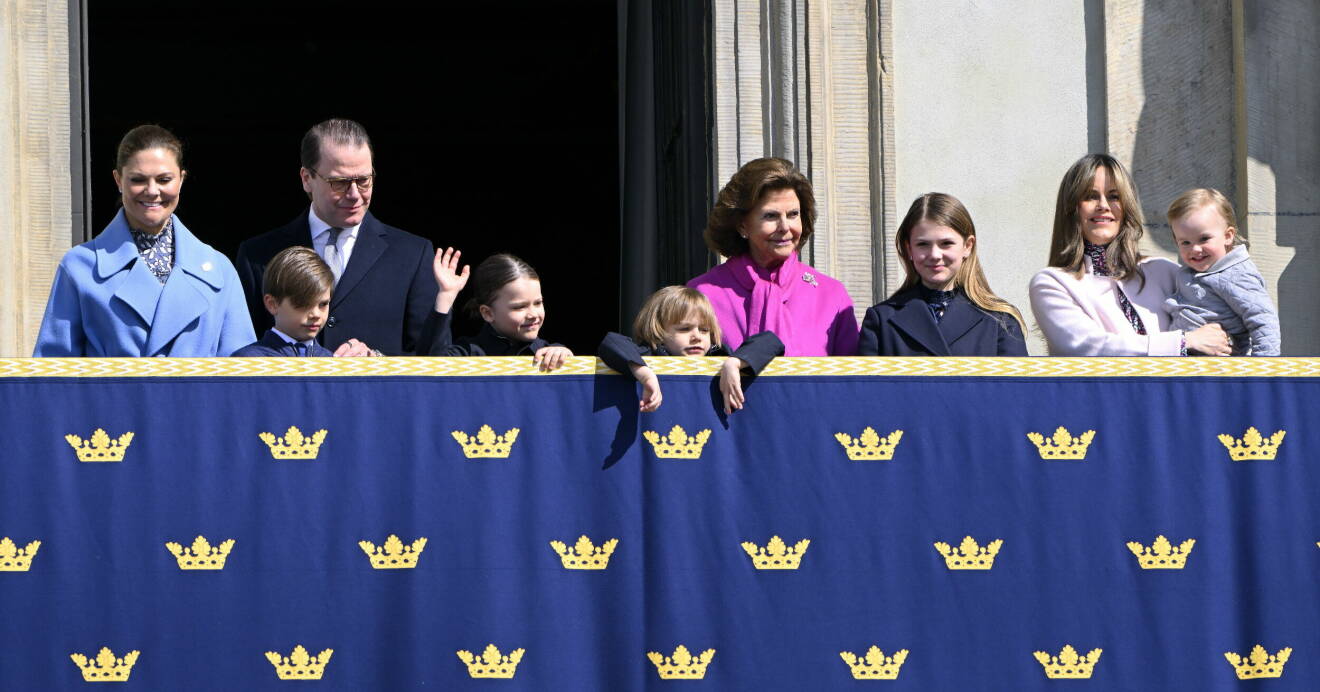 Kronprinsessan Victoria, prins Oscar, prins Daniel, prins Alexander, prins Gabriel, drottning Silvia, prinsessan Estelle, prinsessan Sofia och prins Julian vid firandet av kung Carl Gustafs födelsedag på Stockholms slott.