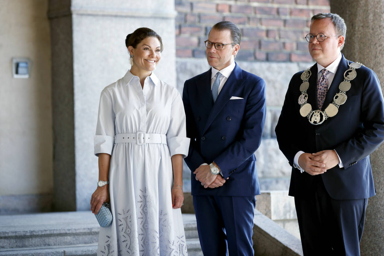 Kronprinsessan Victoria och prins Daniel i samband med invigningen av det nya konstverket Kärlekspar på klippan av konstnären Stina Persson i samband med firandet av 100-årsjubileet av Stockholms Stadshus på midsommarafton.
