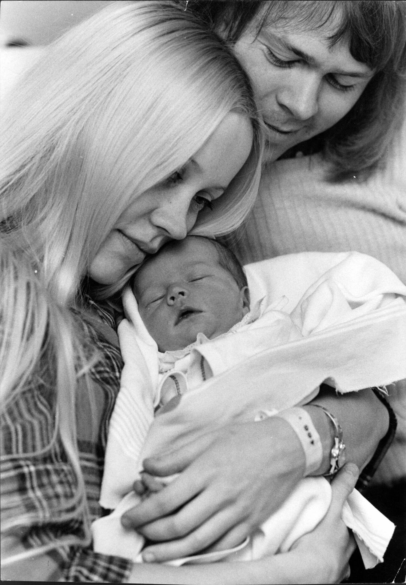 Agnetha Fältskog och Björn Ulvaeus med den nyfödda dottern Linda