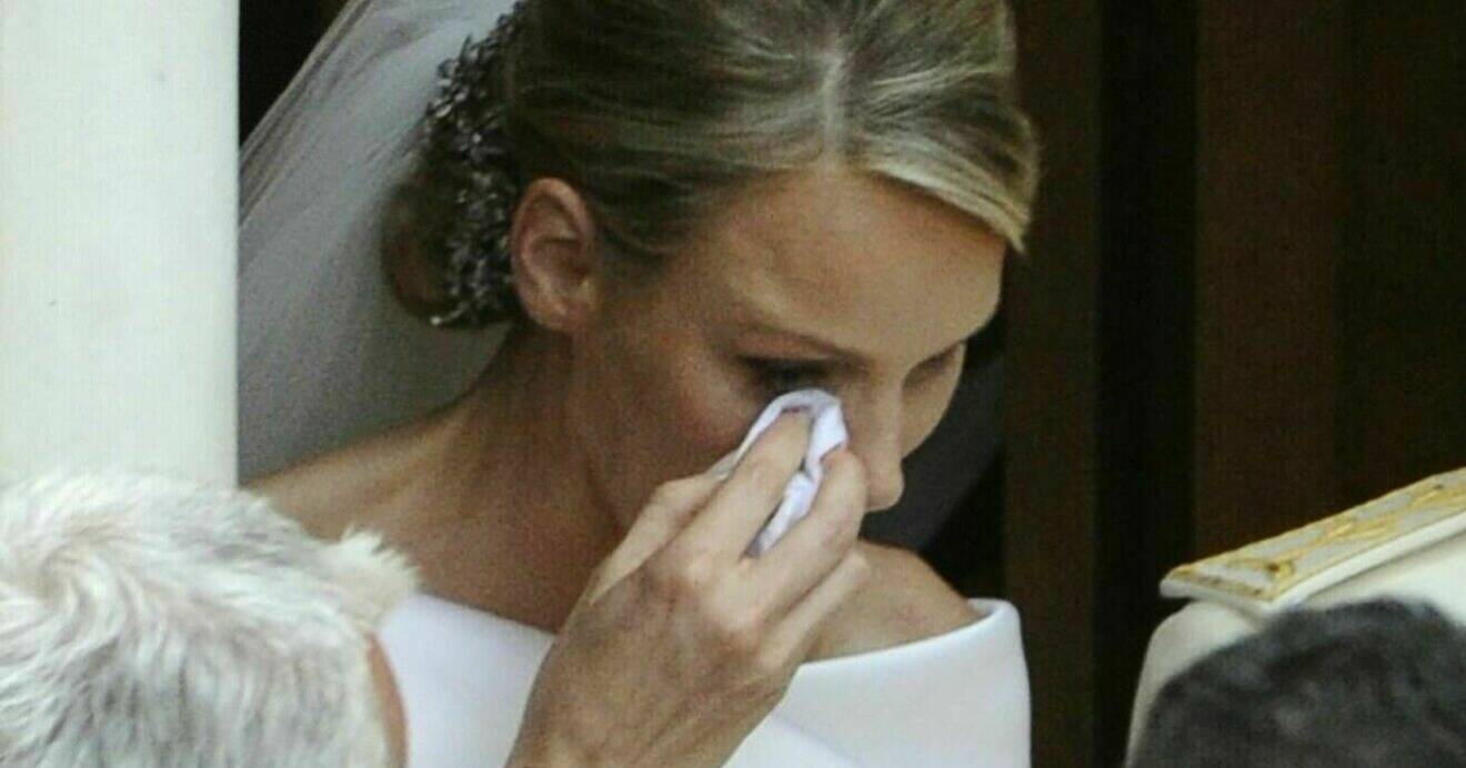 Furstinnan Charlene torkar bort tårar på sin bröllopsdag med en servett
