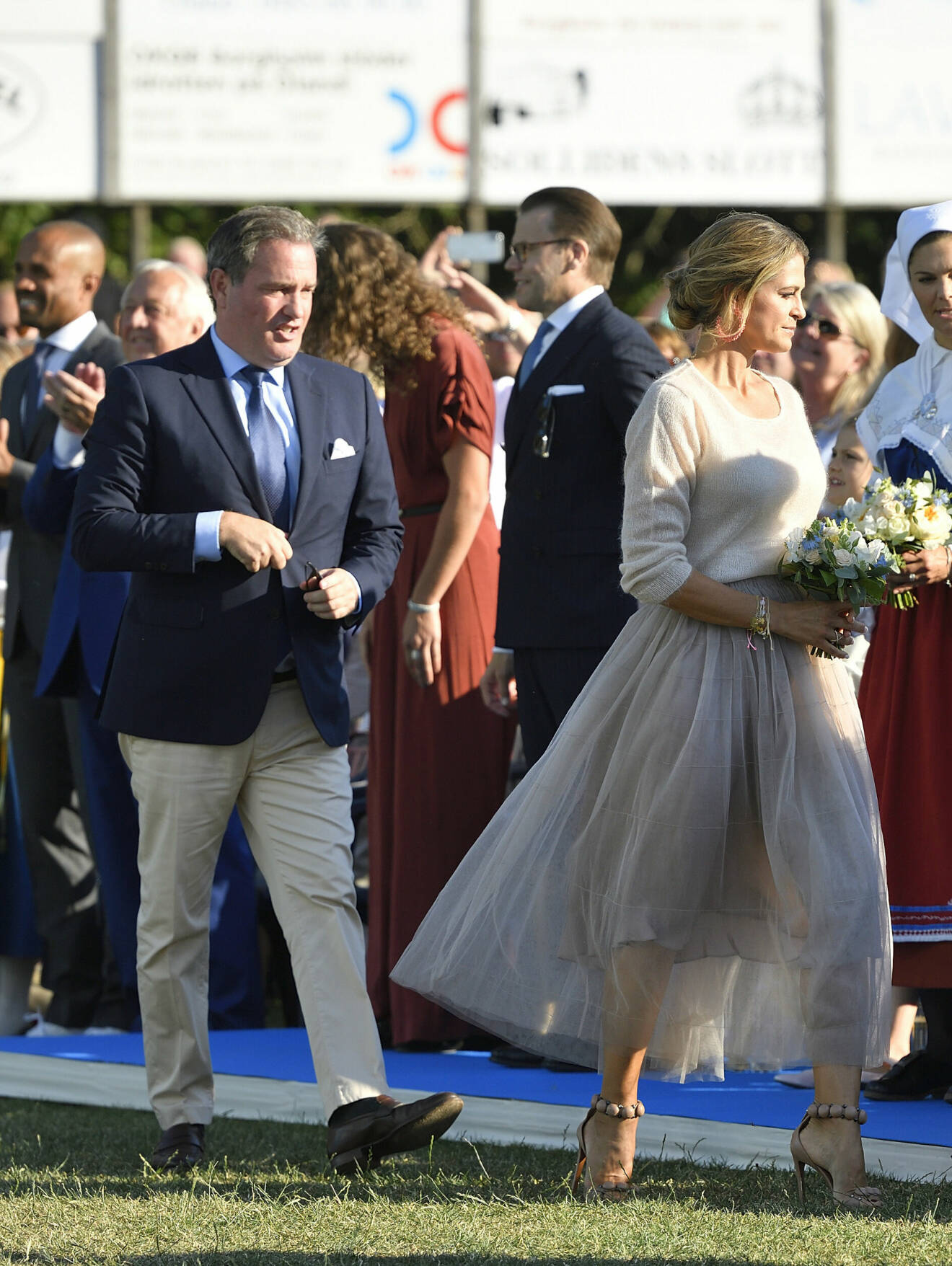 Chris O'Neill och prinsessan Madeleine promenerar fram under Victoriadagen 2019