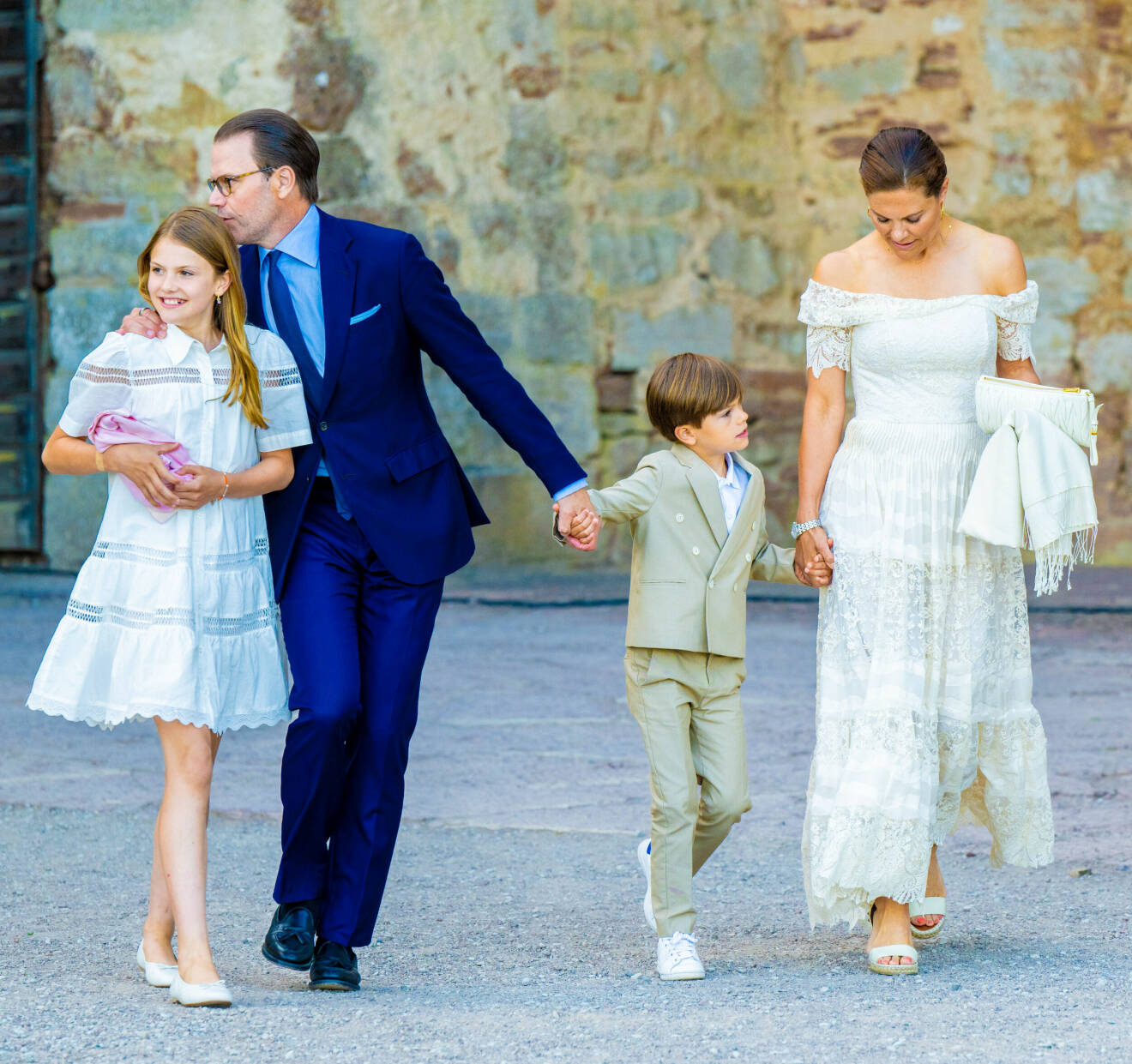 Kronprinsessfamiljen påväg ut ur Borgholms slottsruin
