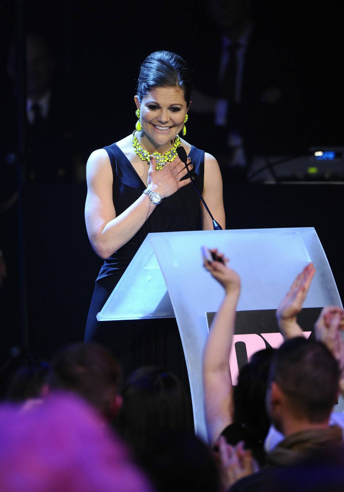 Kronprinsessan Victoria tar emot applåder på QX-galan 2013