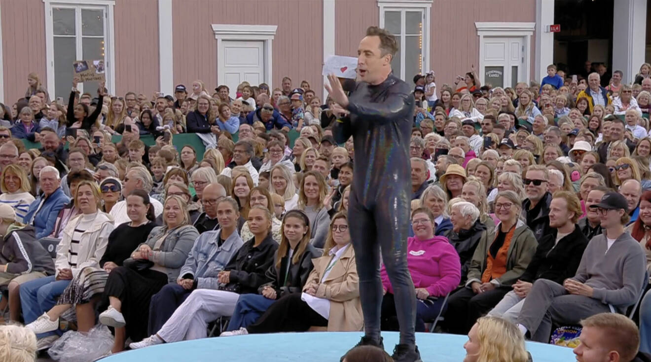 Per Andersson står på scen i Lotta på Liseberg i en kroppsstrumpa
