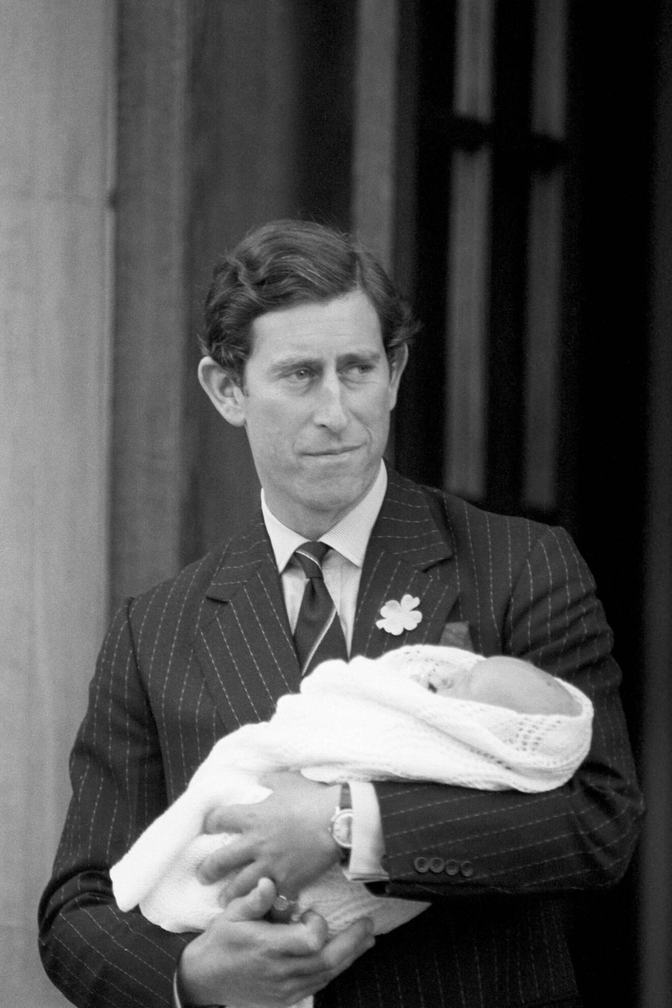 Kung Charles med prins William som nyfödd i händerna utanför sjukhuet St Mary's Hospital